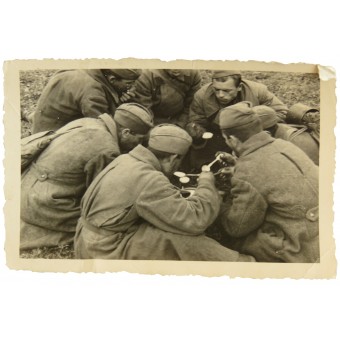 Måltiden. Röda arméns krigsfångar som frivilligt överlämnade sig.. Espenlaub militaria